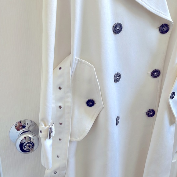 ❤️Authentic BURBERRY white silver trench coat - Picture 5 of 14